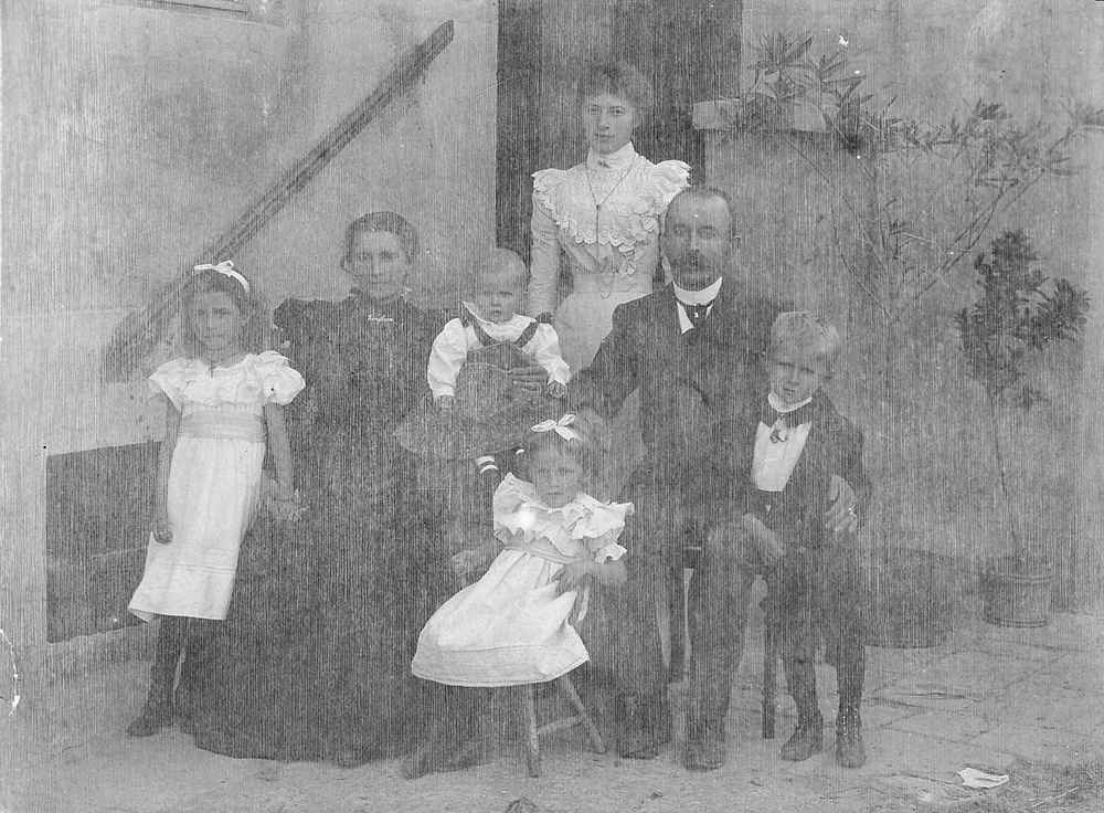 Familienbild, Trebbin 1900. Das Ehepaar Luise (geb. Zoberbier) und August Hansche mit den Kindern Martha, Erna, Berthold, Hildegard und Luise